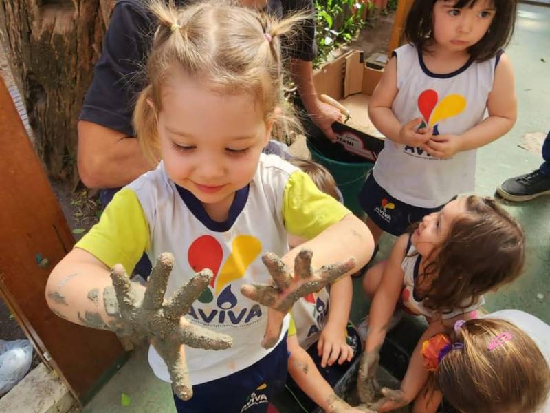 Crianças brincando escola aviva.