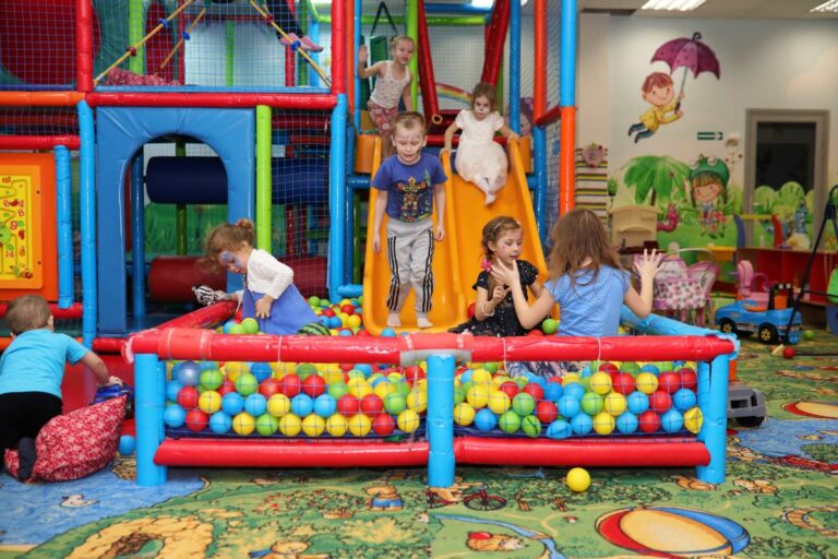 crianças na área kids de um restaurante