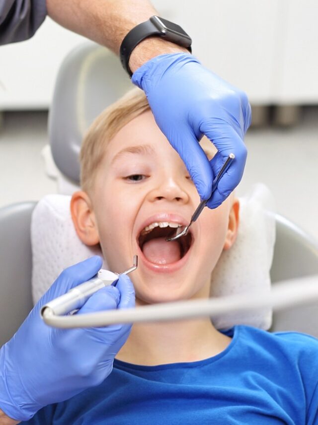 criança no dentista passando por avaliação