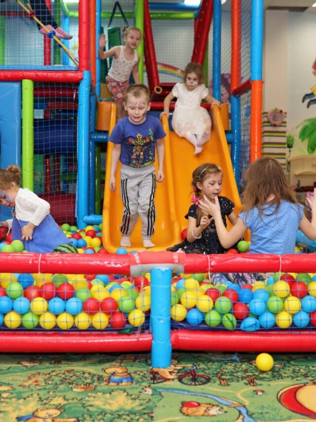 crianças na área kids de um restaurante