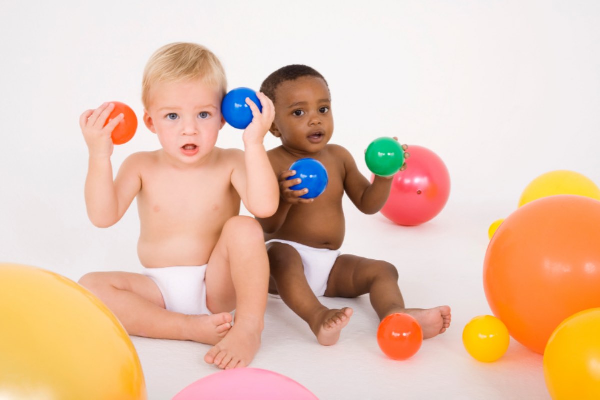 bebes brincando com bolas