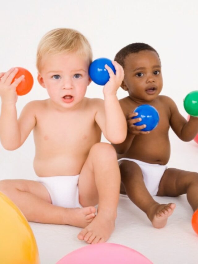 bebes brincando com bolas