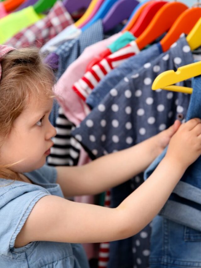 criança fazendo compras em loja de roupas