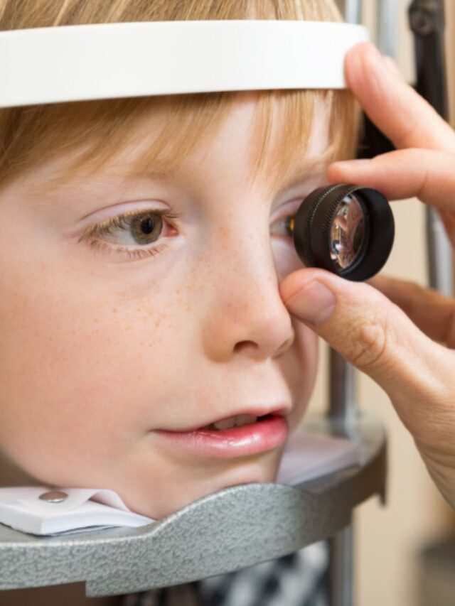 criança fazendo exame ocular