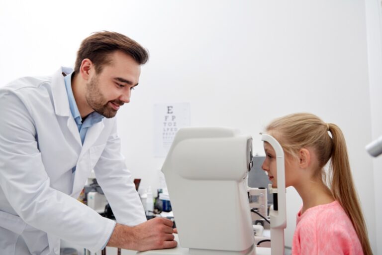 oculista e criança em uma consulta