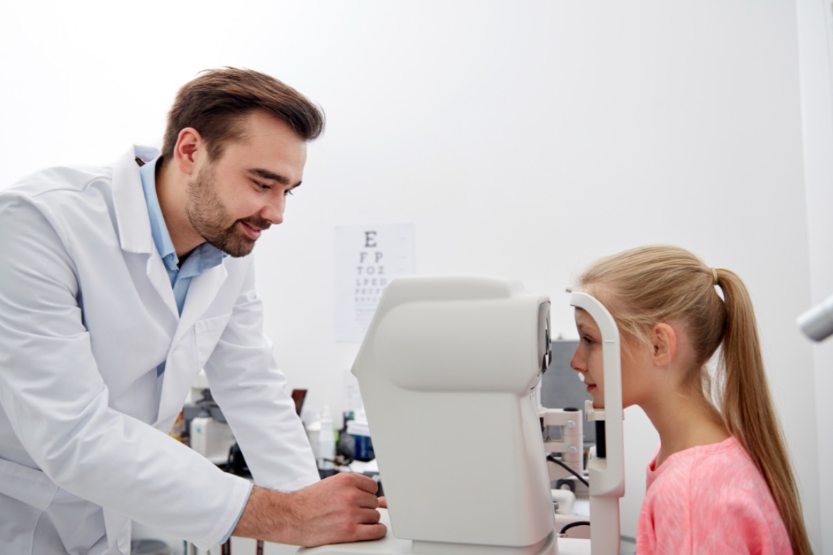oculista e criança em uma consulta