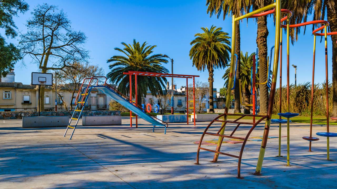 Praça com parquinho.