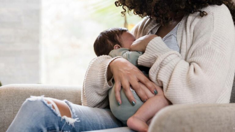 Mãe amamentando bebê.