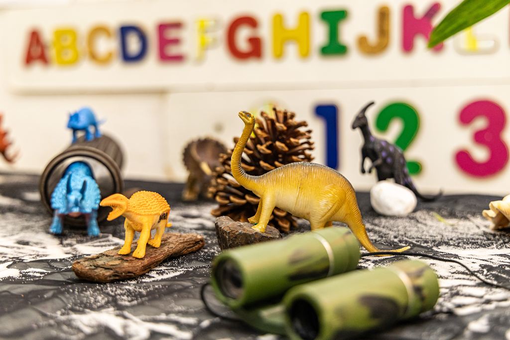 dinossauros de brinquedo na aviva escola infantil