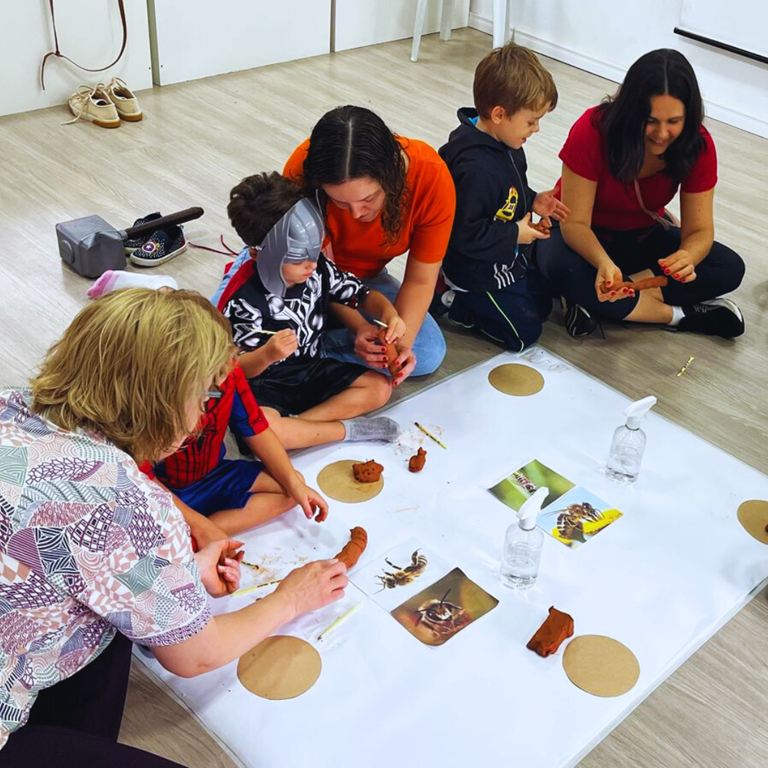 crianças e professoras na aviva escola infantil
