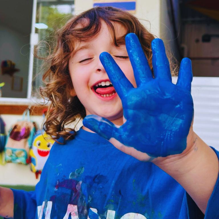 criança com mão pintada na Aviva escola infantil