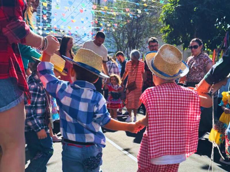 Crianças na festa Junina da Aviva.