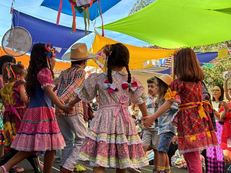 Criançada em clima de Festa Junina na Escola Aviva.