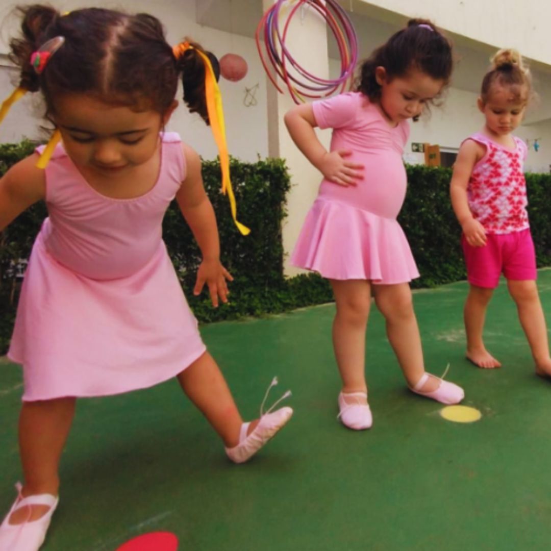 crianças fazendo aula de ballet, uma das atividades extras da escola infantil Aviva