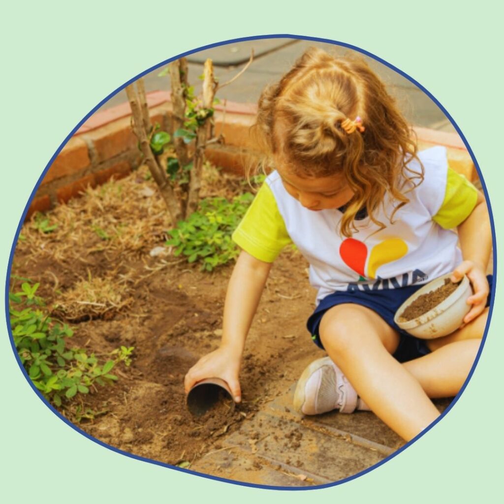 criança brincando na horta na escola infantil Aviva