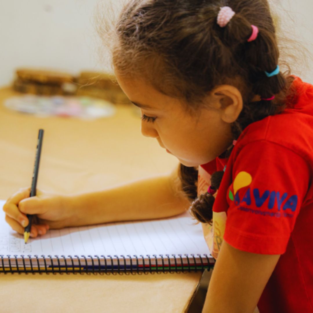 criança fazendo prova bilíngue na escola infantil Aviva
