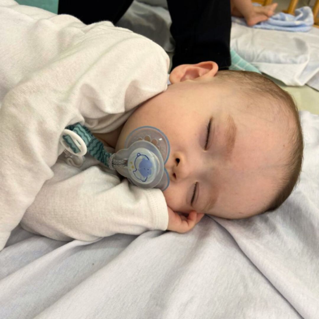 bebe dormindo no berçário da escola aviva