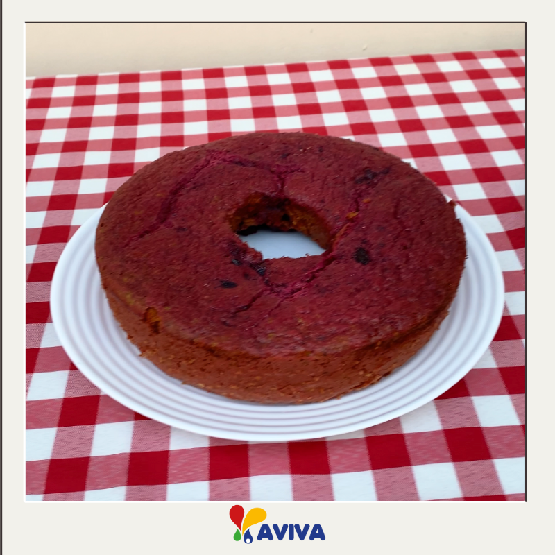 Bolo saudável de laranja com beterraba, sem açúcar, colorido e nutritivo para crianças.
