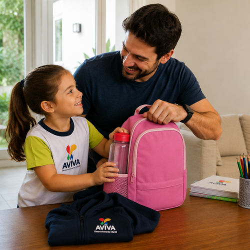 Pai e filha preparam juntos a mochila escolar da AVIVA para a volta às aulas.