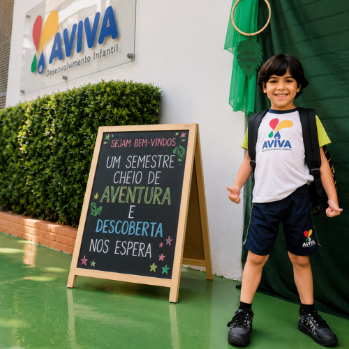 Aluno da AVIVA sorri ao chegar para o início do segundo semestre de 2026.